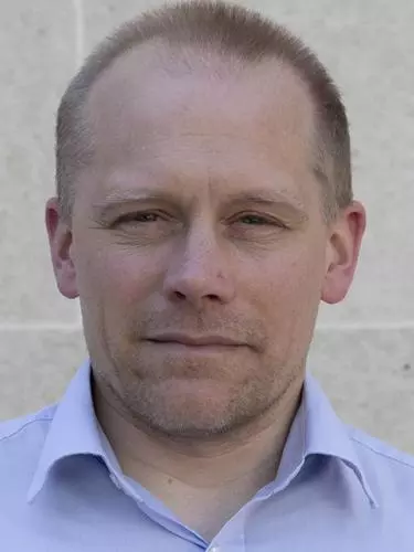 Portrait photo of David Hauton
