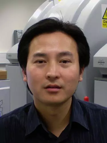 Portrait photo of Lingzhi Gong